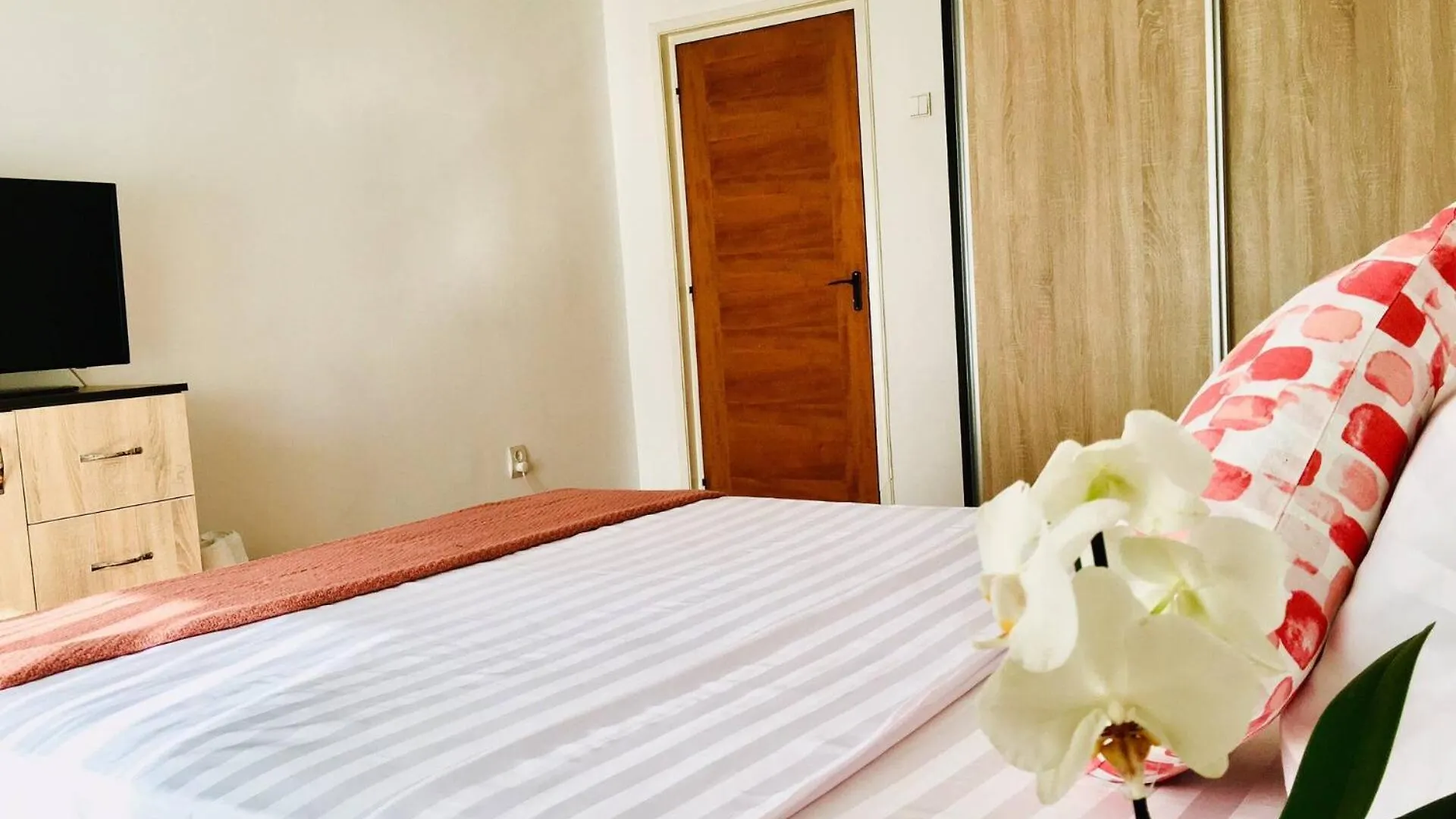 Daire Downtown Unirii 2 Private Rooms With Shared Amenities Bükreş